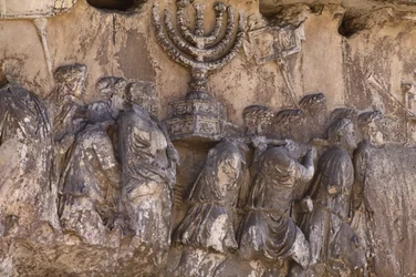 Der Titusbogen, Detail der Tempelschätze, die nach der Plünderung Jerusalems im Jahr 70 n. Chr. fortgetragen werden, 81 n. Chr.
